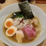 饗 くろ喜 - しお　雲呑そば　1050円。
                                細麺。
                                細麺か平打ち麺どちらか選択可能。
                                