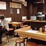 もつ焼き煮込みてら川 - 店内の雰囲気。まだ認知されてないから、客はまばらだ。