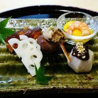 竹久 - 八寸　蒸し海老黄味酢　鱧浮き袋煮凝り　小芋田楽　酢蓮根　つぶ貝