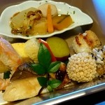 鮨・日本料理 暦 - 暦弁当 上段…焼き物、煮物、揚げ物など