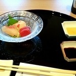 鮨・日本料理 暦 - お刺身３種 胡麻油+塩 醤油で…