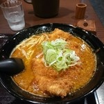 Umakokuramenichinomiyasuehiroten - うまこく手仕込みわらじかつカレーラーメン(辛口)840円