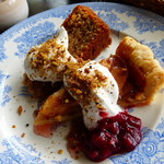 焼きりんごパイとウォールナッツプディング