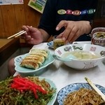 北京亭 - 焼きそば６００円崩れそうな盛りの良さ、餃子はどれも５００円韮たっぷりのさっぱり系です