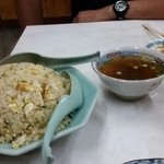 北京亭 - チャーハン５００円、二人で食べていたらスープもう一個くれました。