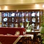 ラーデン - お店の中はアンテークな食器やガラス製品も多数あります。