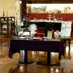 ラーデン - レトロなアクセサリーもご覧ください。
      ティールームは奥にあります。