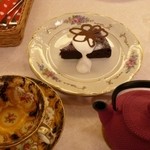 ラーデン - マイセンとバカラのアンテークに囲まれての
                                ティータイムはいかがですか。