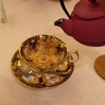 ラーデン - 砂時計の砂が滑り落ちた頃、ちょうど良い味になっています。
      このローズ色の鉄器は南部鉄器なんです。