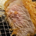 とんかつ いわい - 冷めた後でピンク色最高の揚げ加減
