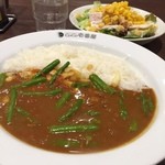 カレーハウス ＣｏＣｏ壱番屋 - トマトアスパラカレー＋チーズ

奥のイタリアンソーセージのサラダのソーセージがバジルが効いていておいしく頂きました (*´ڡ`●)
トマトアスパラもさっぱりいけます！
