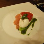 THE FUJIYA GOHONJIN - Appetizer ブッファラボッコンチーノとフルーツトマトのカプレーゼ（プライムコース）