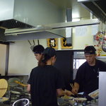 大砲ラーメン - 忙しい厨房