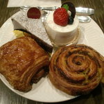 プティ・ショコラ - （時計回りに左上から）　ガトーショコラ、白いチーズケーキ、パン・オ・ピスタチオ、パン・オ・ショコラ