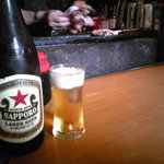 炭火焼 鳥つね - 焼き場と赤星、、渋い過ぎる酒場