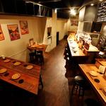 鳥星 - 木を基調とした落ち着いた店内