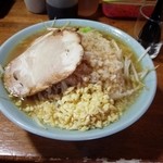 麺や　ぼんず - ガッツリ醤油マシマシ780円。初見の時は味が薄いと感じましたが備え付けの醤油ダレで味変したらなかなかの味。
チャーシューはそれ程魅力は感じられず残念。
とりあえず無難な二郎っぽいラーメンかと思います。