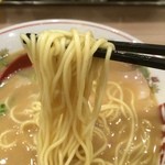 天下一品 - 【2015年01月】こってり、にんにく有、麺固め＠770円、スープ増量（＋100円）の麺アップ。