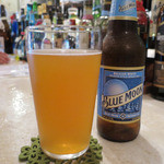 酒の宮里 - アメリカNo.10クラフトビールのブルームーン（500円）。