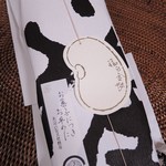 頂いたのは、こしあんが入った大福だったけど、
          今は福白金時あんの大福になってました。
          【注】ちなみにこの大福も8月末迄の期間限定販売です。 