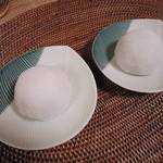 前にも書いたけど、こちらの大福、
          お餅部分(皮)に近江米が使われていて、
          お米の粒感を残して作られてるんだよ。
          今までに食べたことのない食感ですごく美味しいです ！！