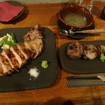 GRILL THE VOND - 菜の花うましポーク骨付きロース（３００ｇ、２，６００円）とオックステールの焼きお握り（６５０円）