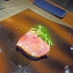 イル アオヤマ - 40日熟成牛サーロインの炭火焼