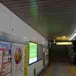 柳屋 - しばしホームを進んでいくと、目の前に階段が見え