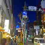 柳屋 - すぐ近くの甘酒横丁交差点を左へと曲がり