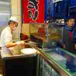 柳屋 - 手際よくたい焼きを仕上げる姿を見ながらも列は進み