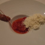 オーベルジュ・ド・リル - 苺、ミルク、胡椒、リュバーブ