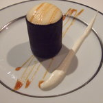 オーベルジュ・ド・リル - チョコレートのビスキュイ　パイナップルとバナナのアイスクリーム キャラメルのサバイヨン ラム酒風味