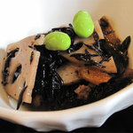 梅山鉄平食堂 - 小鉢は、ひじきの煮物。甘辛過ぎず、お惣菜としての丁度良い味付けです。