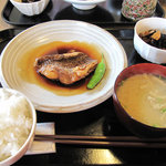 梅山鉄平食堂 - 天然鯛(愛媛産)の煮付け定食980円。定食の量自体は女性向きかな。ご飯のお代わりで調節しよう。