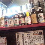 いざかや天 - 店内(目の前)にはお酒がずらりと並んでいました(2015.08.26)