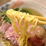 麺処 きなり - 味玉豚肩ロース汐そばの中細麺
