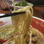 麺王 - この麺も福岡豚骨ラーメン風の低加水細麺