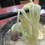 土佐自然堂 - 麺は中加水中細麺　最後までのびなかった