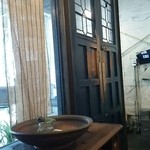 ばん珈琲店 - 玄関 中から