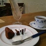 チョコレートケーキとコーヒー