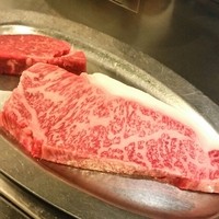 近江牛専門店 れすとらん 松喜屋 本店 - 奥がヒレ、手前がサーロイン
