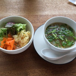 ホチホチ - ランチのサラダとトムヤムクン風スープ