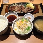 やよい軒 - ビーフステーキ定食‼️
            肉硬いが¥780(普段は¥890)
            で質を求めちゃダメか…