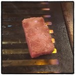立喰い焼肉 治郎丸 - ザブトン。A4。小振りですが厚切りのカット。筋も無く柔らかで、脂の甘味が特徴的でした。