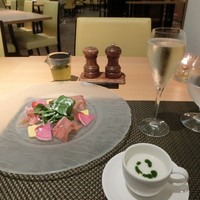カーロ・エ・カーラ - コースの前菜と冷製スープ、ドリンクはスプモンテ1,000円。