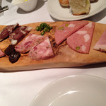 トラットリア ヒロイズム - いのししと黒豚と自家製ハムとサラミの盛り合わせ