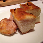 トラットリア ヒロイズム - 焼き立てのフォカッチャとタバタ