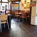 煮干し中華 八 - 内観中央はカウンター席その回りにテーブル席があります(^-^)