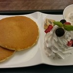 ボンサルーテ カフェ - ホイップたっぷり♪
            ソフトクリーム付きパンケーキ