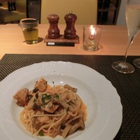 カーロ・エ・カーラ - コースのパスタ、紀州うめ鶏とキノコのパスタ。